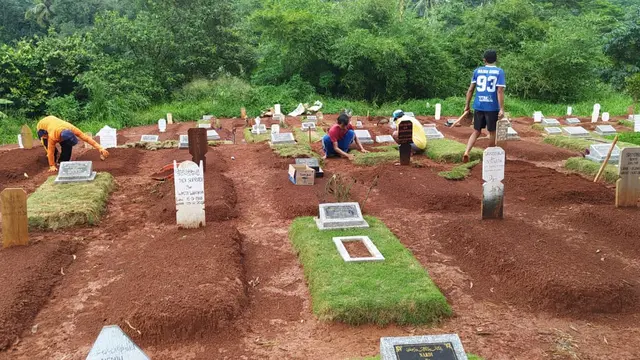 Sejumlah makam pasien Covid-19 di TPU Karaba, Tapos, Depok amblas setelah diguyur hujan dengan intensitas tinggi