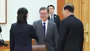 Presiden Korea Selatan Moon Jae-in berjabat tangan dengan adik perempuan Pemimpin Korea Utara, Kim Jong-un, Kim Yo Jong saat pertemuan di rumah presiden di Seoul, Korea Selatan, Sabtu, (10/2). (Kim Ju-sung/Yonhap via AP)