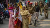 Orang-orang bereaksi setelah polisi menangkap kerabat mereka yang diduga terlibat dalam pernikahan anak, selama penumpasan pernikahan anak di seluruh negara bagian Assam, dekat kantor polisi Mayong di distrik Morigaon Assam pada 4 Februari 2023. (Biju BORO / AFP)
