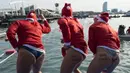Sejumlah perenang dengan kostum Sinterklas berpose terlebih dahulu sebelum memulai lomba. Kegiatan yang sudah turun temurun ini dilakukan untuk memperingati hari raya Natal. (AFP/Josep Lago)
