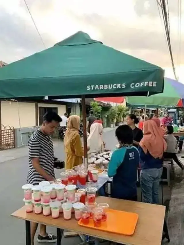 10 Potret Lucu Penjual Takjil, Punya Nama Menu Nyeleneh Hingga Banner yang Kocak