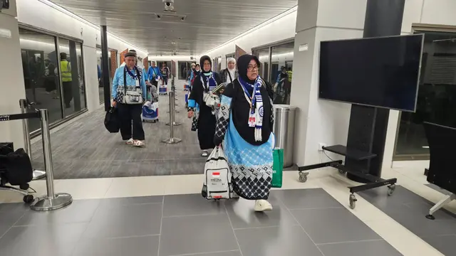 Penuh Syukur, Kloter Pertama Jamaah Haji Tiba di Bandara Soetta