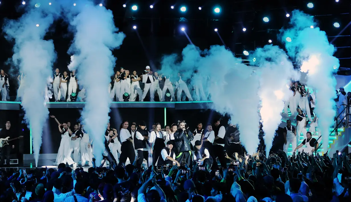 Selain Agnez Mo, kemeriahan Malam Puncak SCTV 33 XtraOrdinary juga dimeriahkan penampilan dari Dewa 19, Iwan Fals, Isyana Sarasvati, Lesti Kejora, dan sederet artis papan atas Indonesia lainnya. [Foto: Bambang E Ros/Fimela.com]