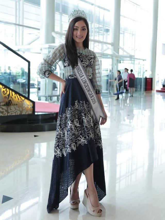 Penampilan Jolene Marie Cholock Rotinsulu Puteri Indonesia Lingkungan 2019 saat mengikuti uji coba MRT bersama Presiden Joko Widodo.