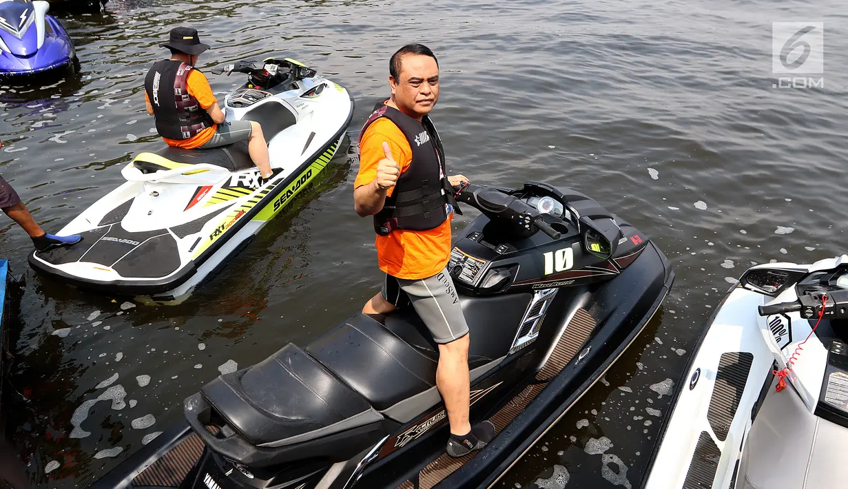 Wakapolri Komjen Pol Syaffrudin mengacungkan jempol sebelum bermain jetski dalam acara Bhayangkara Cup Jetski Round 1 di Pantai Mutiara Pluit, Jakarta, Minggu (22/07). (Liputan6.com/Fery Pradolo)