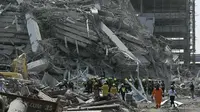 Tim penyelamat berupaya mencari korban di sebuah lokasi bangunan yang runtuh di Bangkok pada tanggal 28 Maret 2025, setelah gempa bumi dahsyat mengguncang Myanmar tengah. (Lillian SUWANRUMPHA/AFP)