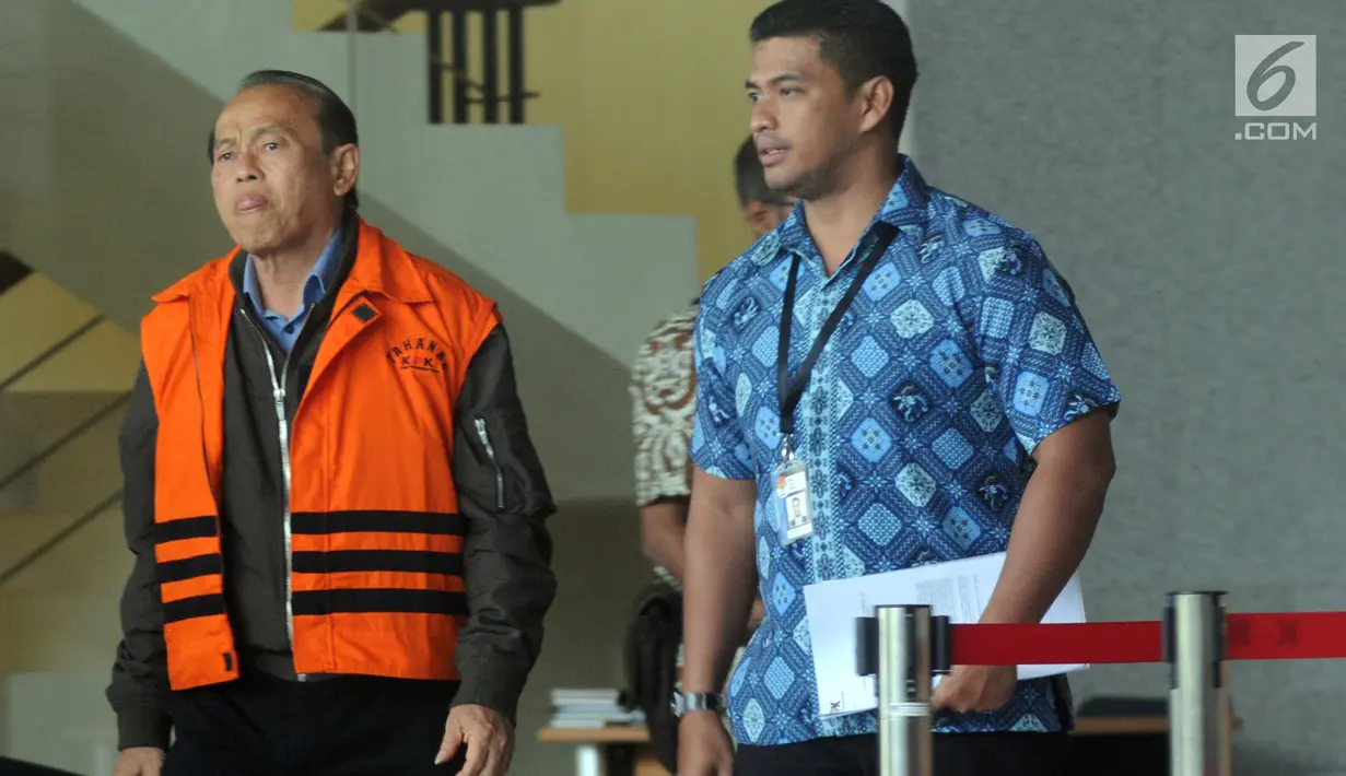 Tersangka kontraktor Susilo Prabowo usai menandatangani berkas P21 di Gedung KPK, Jakarta, Jumat (3/8). Susilo segera disidangkan terkait dugaan suap pada Wali Kota Blitar M Samanhudi Anwar dan Bupati Tulungagung Syahri Mulyo. (Merdeka.com/Dwi Narwoko)