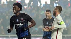 Gelandang Atalanta, Franck Kessie, melakukan selebrasi usai mencetak gol ke gawang AS Roma pada laga lanjutan Serie A di Stadion Atleti Azzurri d'Italia, (20/11/2016). (EPA/Paolo Magini)