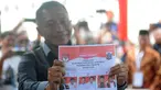 Calon wakil gubernur Jakarta nomor urut 2, Dharma Pongrekun menunjukkan surat suara Pemilihan Gubernur DKI Jakarta pada Pemilihan Kepala Daerah (Pilkada) Serentak 2024 di Jakarta, Rabu (27/11/2024). (merdeka.com/Arie Basuki)