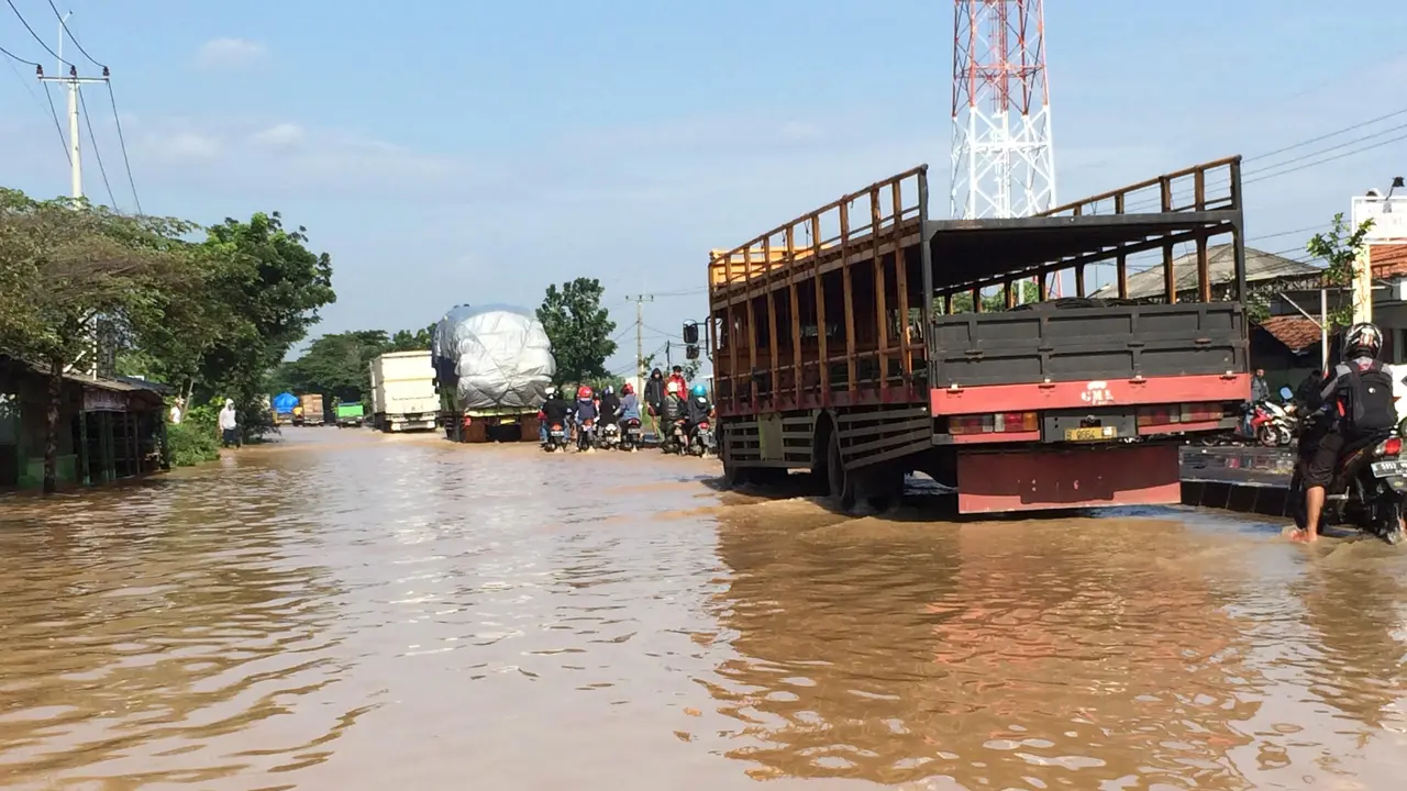 Pantura Cirebon Kebanjiran Sepanjang 1 Km, Pengendara Lawan Arus