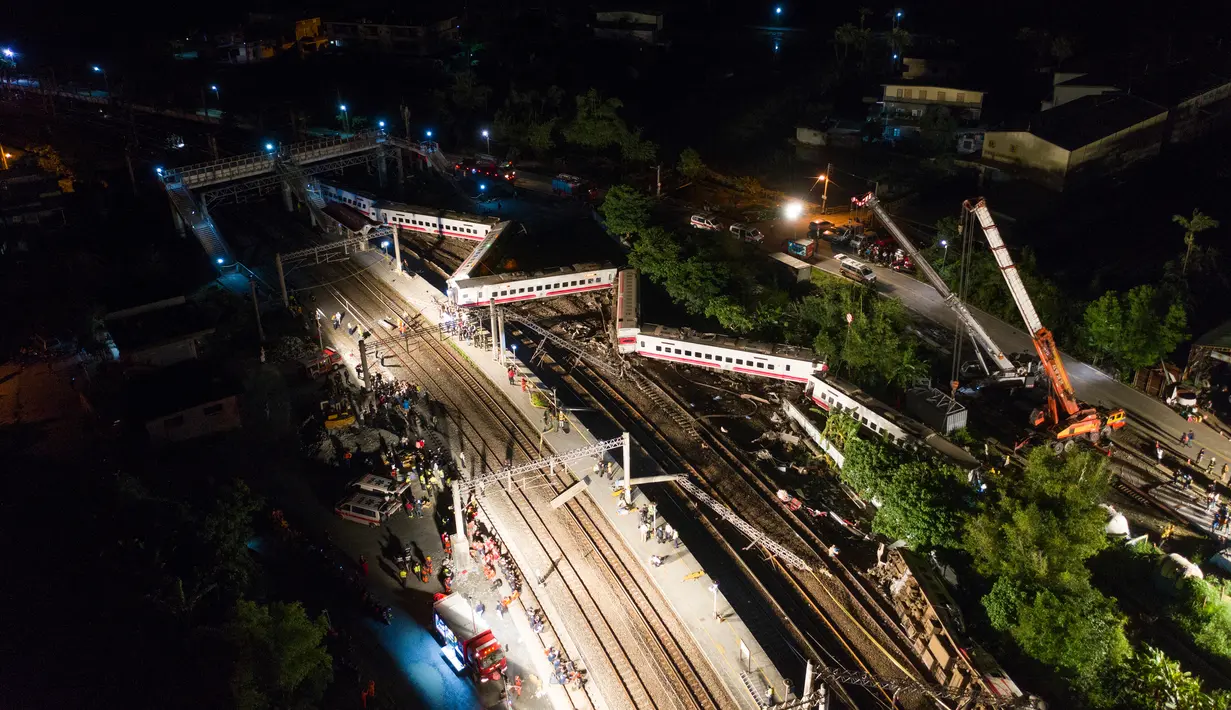 Pemandangan kereta api Puyuma Express yang tergelincir di daerah Yilan, Taiwan, Minggu (21/10). Sebanyak 18 orang tewas dan 137 lainnya terluka dalam insiden tersebut. (Daniel Shih/AFP)