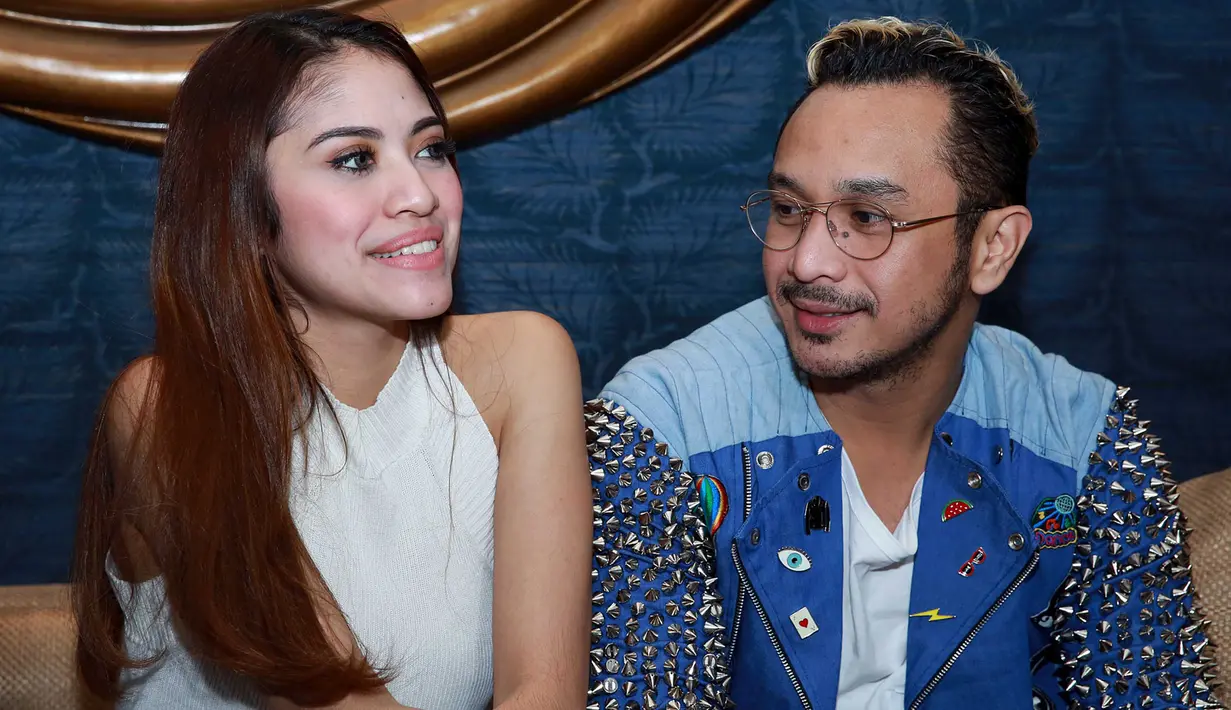 "Tahun ini dia lagi suka foto-foto terus diupload instagram. Makanya gue belikan kamera yang dia suka. Dia juga selalu kasih kode ingin banget pakai behel. Sudah berapa bulan kasih kode terus," tutur Giring. (Deki Prayoga/Bintang.com)