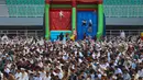 Mereka melaksanakan salat Idulfitri, 1 Syawal 1447 Hijriah. Tampak dalam foto, ribuan umat Muslim saat melaksanakan rangkaian salat Idulfitri 1447 Hijriah di Lapangan Utama Stadion Pakansari, Cibinong, Kabupaten Bogor, Jawa Barat, Sabtu (21/3/2026). (Kapanlagi.com/Budy Santoso)