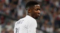 Penyerang Prancis, Ousmane Dembele berselebrasi usai mencetak gol ke gawang Italia pada pertandingan persahabatan di stadion Allianz Riviera di Nice, Prancis selatan (1/6). Prancis menang telak 3-1 atas Italia. (AP Photo / Claude Paris)