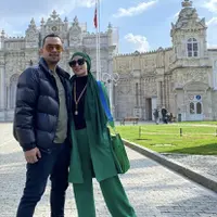Kabar bahagia datang dari Annisa Trihapsari yang baru saja mengumumkan kehamilan keempat pada akun instagram pribadinya. Istri dari Sultan Djorghi hamil di usia  45 tahun. Yuk intip pesona Annisa Trihapsari di usianya saat ini.