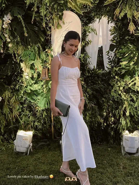 Michelle Joan tampil dengan dress putih strap putih yang dipadukan sandal putih bertali. @michellejoan_