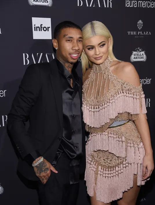 Lantaran cinta, sepertinya Kylie tidak merasa keberatan jika harus menangani masalah keuangan yang sedang dihadapi Tyga. Dan sepertinya Kylie juga akan menuruti barang-barang mewah yang diinginkan Tyga. (AFP/Bintang.com)