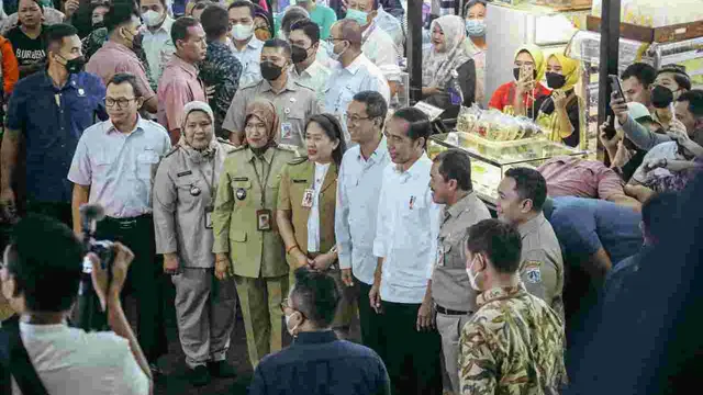 Penjabat (Pj) Gubernur DKI Jakarta Heru Budi Hartono mendampingi Presiden Joko Widodo (Jokowi) meninjau Pasar Tanah Abang Blok A, Jakarta Pusat, pada Senin (2/1/2023).