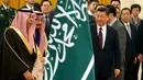 Presiden China Xi Jinping saat menyambut Raja Arab Saudi Salman bin Abdulaziz al-Saud di Beijing, China (16/3). Berdasar sumber diplomat China, Raja Salman akan menandatangani nota kesepahaman dan surat kesepakatan bisnis. (AP Photo / Ng Han Guan)
