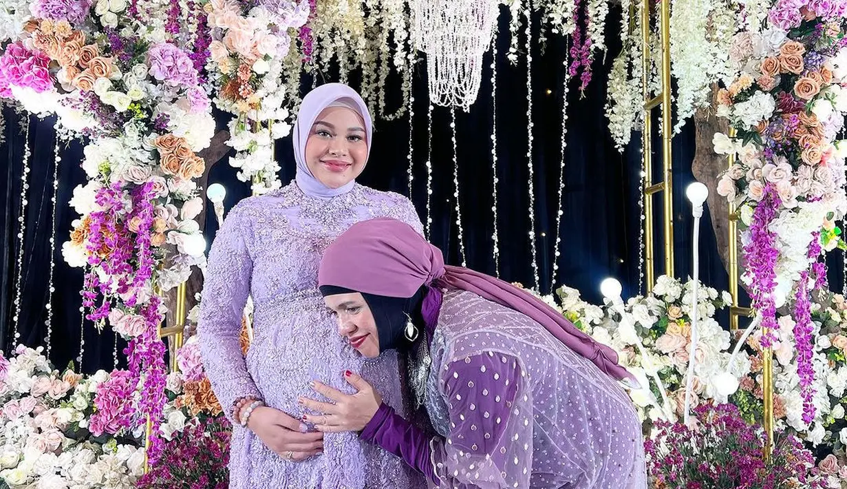 Kebaya model peplum itu dipadukan hijab segi empat warna senada dan kain batik warna coklat. [Instagram/genifaruk]