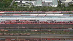 Kereta Deutsche Bahn saat diparkir di sebuah fasilitas penyimpanan di kota Rhine-Westphalia , Dortmund, Jerman (6/5/2015). Mogok kerja ini merupakan yang kedelapan kali dilakukan. GDL menuntut kenaikan gaji 5%. (Reuters/Wolfgang Rattay)