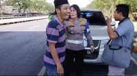 Kanit PJR Suramadu AKP Farida Aryani, saat menghadapi pengendara yang menolak ditilang. (Tangkapan layar)