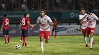 Striker Indonesia, Alberto Goncalves, melakukan selebrasi usai mencetak gol ke gawang Laos pada laga Asian Games di Stadion Patriot, Jawa Barat, Jumat (17/8/2018). Indonesia menang 3-0 atas Laos. (Bola.com/Vitalis Yogi Trisna)