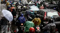 Sejumlah kendaraan bermotor mengantre dalam kemacetan di Jalan Pramuka, Jakarta, Jumat (26/2). Hujan yang mengguyur wilayah Jakarta menyebabkan kemacetan arus lalu lintas di beberapa titik. (Liputan6.com/Faizal Fanani)