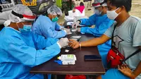 Petugas medis melakukan rapid tes di Riau sebagai untuk mendeteksi penyebaran Covid-19 di Riau. (Liputan6.com/M Syukur)