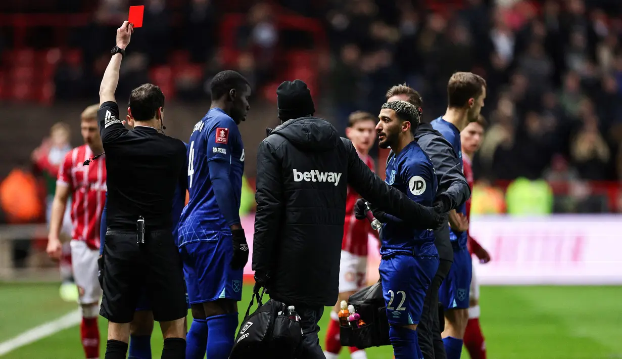 Wasit Darren England memberikan kartu merah kepada pemain West Ham United, Said Benrahma (kanan) setelah melakukan pelanggaran terhadap pemain Bristol City, Joe Williams (tidak terlihat) pada laga putaran ketiga Piala FA 2023/2024 di Ashton Gate Stadium, Bristol, Inggris, Rabu (17/01/2024) WIB. (AFP/Adrian Dennis)