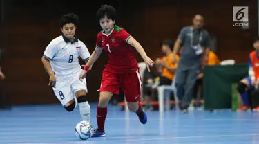 Pemain timnas futsal putri Indonesia Anggi Puspita Sari menggiring bola saat berlaga melawan Thailand di SEA Games 2017 di Selangor, Malaysia, Jumat (25/8). Timnas futsal putri Indonesia bermain imbang dengan skor 2-2. (Liputan6.com/Faizal Fanani)