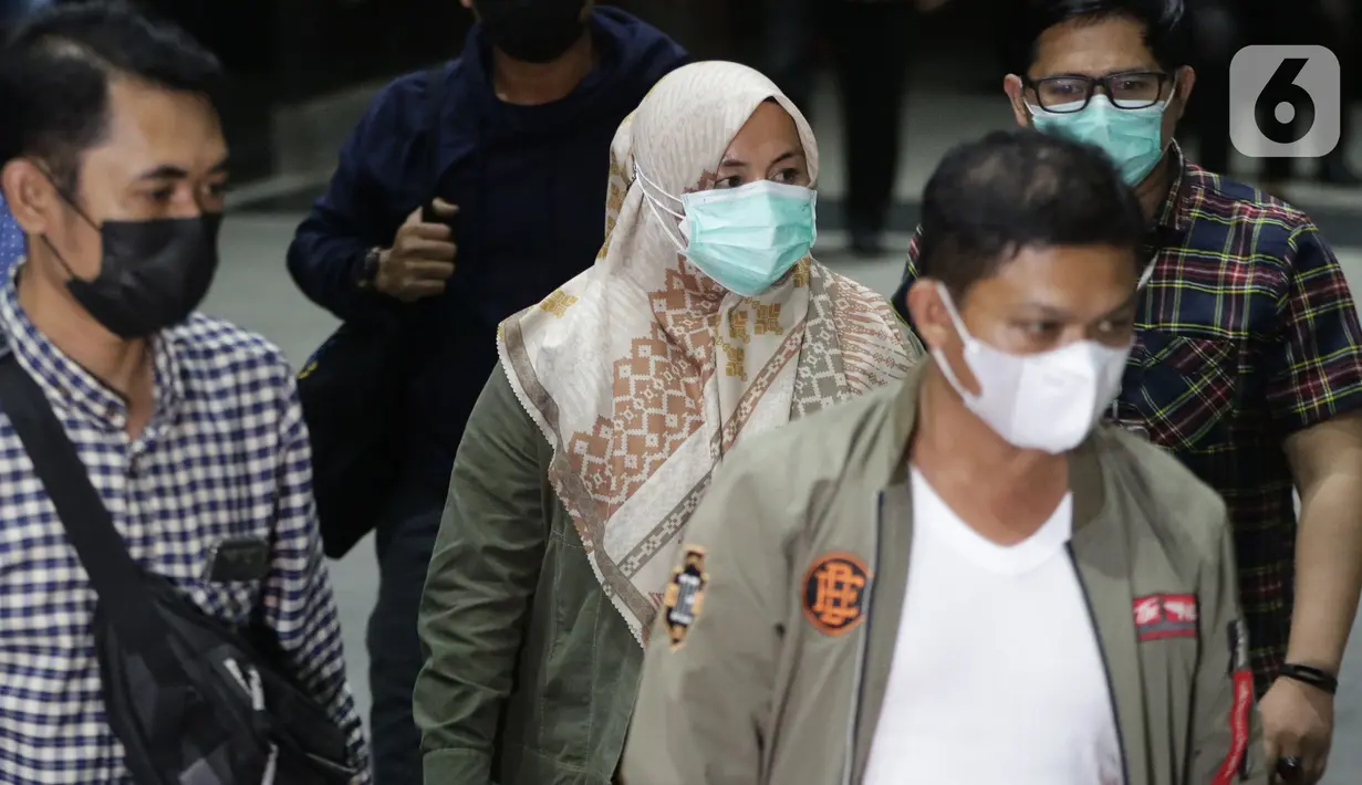 Bupati Kolaka Timur (Koltim) Sulawesi Tenggara, Andi Merya Nur (tengah) saat tiba di Gedung KPK, Jakarta, Rabu (22/9/2021). Sebelumnya, Andi Merya Nur terjaring operasi tangkap tangan (OTT) KPK bersama lima orang lainnya pada Selasa (21/9) malam. (Liputan6.com/Helmi Fithriansyah)