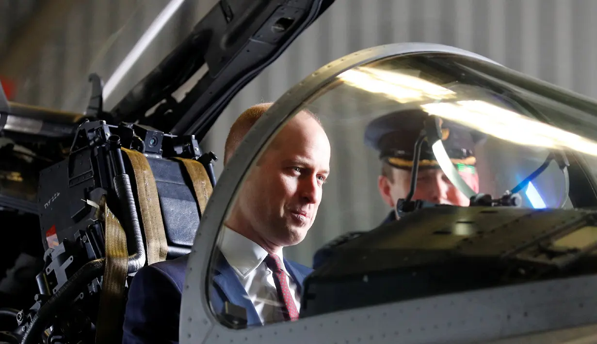 Ekspresi Pangeran William saat menjajal jet Eurofighter Typhoon di Lincolnshire, Inggris, Rabu (7/3). Saat berada di udara, Typhoon mampu melesat dengan kecepatan 2,495 km per jam dan menempuh jarak sejauh 2.900 km. (PHIL NOBLE/POOL/AFP)