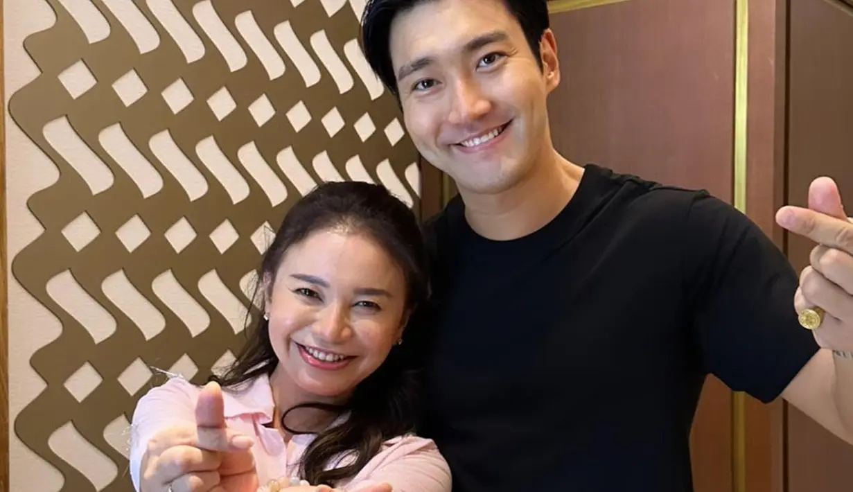 Rossa dan Choi Siwon diketahui dalam label atau agensi yang sama SM Entertainment sehingga tampak sangat akrab satu sama lain. Tak heran jika pertemuan jadi kebahagiaan sendiri karena sudah lama tidak bertemu. (Liputan6.com/IG/@itsrossa910)