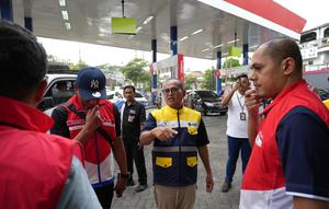 Kepala BPH Migas, Wahyudi Anas meninjau langsung pasokan BBM di jalur utama dan kawasan wisata Jawa Timur jelang Tahun Baru 2026.  (Foto: BPH Migas)