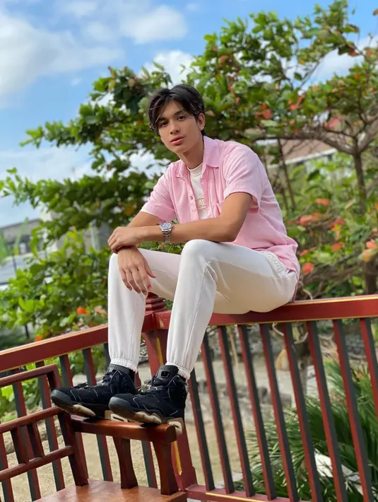 Bahkan saat liburan sekalipun, Eddy Meijer sudah terbiasa menyisir rambutnya dengan gaya belah tengah. Penampilannya jadi makin ganteng saat di depan kamera. (Liputan6.com/IG/eddy_mm).