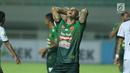 Penyerang PS TNI, Talin Facundo meluapkan emosi saat gagal mencetak gol ke gawang Bali United saat laga lanjutan Liga 1 Indonesia di Stadion Pakansari, Kab Bogor, Senin (10/7). Laga dimenangkan Bali United dengan 4-3. (Liputan6.com/Helmi Fithriansyah)