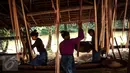 Sejumlah wanita Baduy Luar menumbuk padi di pinggir Kali Ciujung, Kampung Gazebo, Kabupaten Lebak, Banten, Jumat (13/05). Nantinya padi tersebut akan digunakan untuk memenuhi kebutuhan sehari-hari mereka. (Liputan6.com/Fery Pradolo)