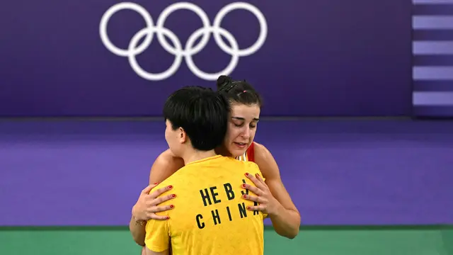 Foto: Pin Kecil He Bing Jiao untuk Carolina Marin di Atas Podium Olimpiade Paris 2024