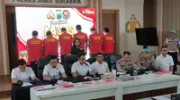 Para tersangka judi online diamankan di Mapolrestabes Surabaya. (Istimewa)