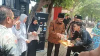 Ketua Baznas RI, Prof Dr KH Noor Achmad, melihat kondisi Zcoffee yang dikelola mahasiswa UIN Walisongo, Semarang, Sabtu (18/11/23). Foto: liputan6.com/ felek wahyu