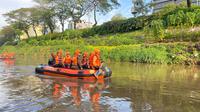 Gubernur DKI Jakarta Pramono Anung melakukan susur sungai di sepanjang aliran Sungai Ciliwung dari pintu air Manggarai, Jakarta Selatan hingga Stasiun BNI City, Sudirman, Jakarta Pusat, Kamis (31/7/2025). (Liputan6.com/Winda Nelfira)