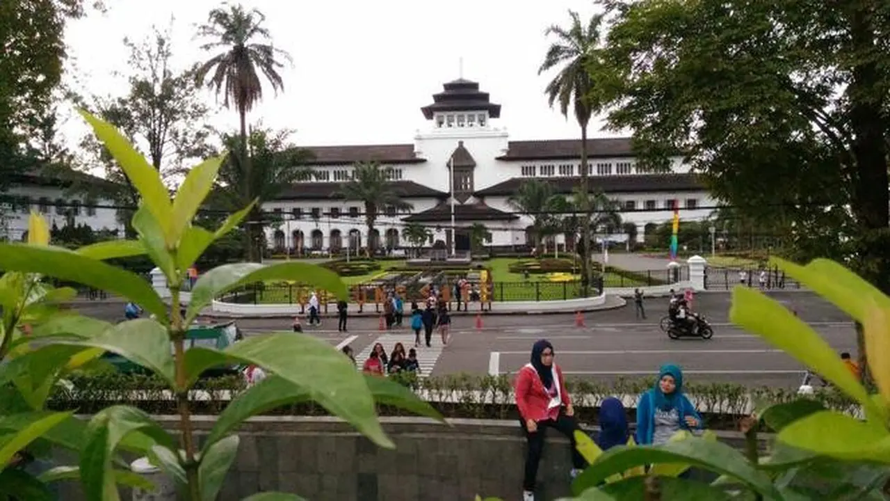 5 Hiburan Nyeleneh yang Hanya Ada di Tengah Jalan Raya Bandung