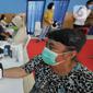 Petugas mengecek kesehatan warga saat gelaran Vaksin Covid-19 Serentak di GOR Radio Dalam, Jakarta Selatan, Selasa (8/3/2022). Vaksinasi serentak digelar di seluruh Indonesia yang diselenggarakan Kepolisian RI dengan target penyaluran vaksin sebanyak 1.114.750 dosis. (Liputan6.com/Herman Zakharia)