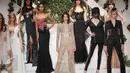 Model Kendall Jenner berpose bersama para model saat memperagakan busana karya La Perla di New York Fashion Week di Manhattan borough New York, AS (9/2). Kendall tampil seksi dengan gaun transparan mengkilau. (JP Yim / Getty Images untuk La Perla / AFP)