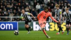 Lamine Yamal menjadi juru selamat Barcelona saat bertandang ke markas Newcastle dalam laga leg 1 babak 16 besar Liga Champions 2025/2026 di Saint James' Park, Inggris, Selasa (10/03/2026). (AFP/Paul Ellis)