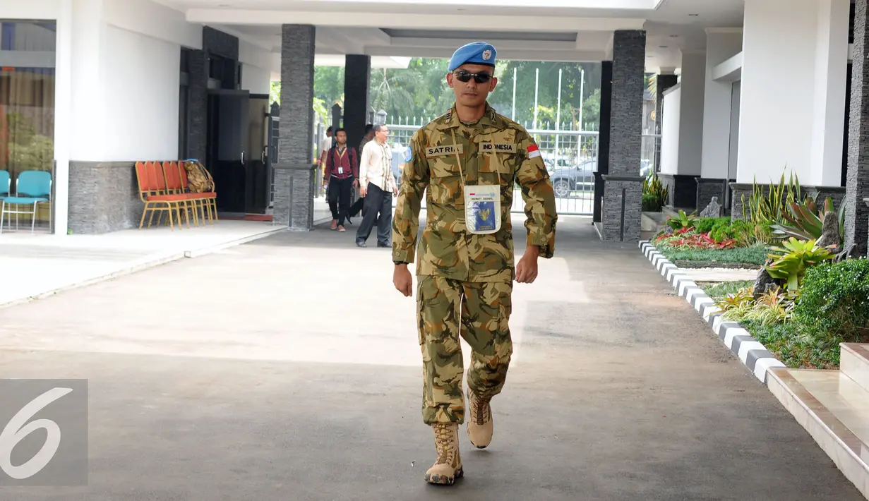 Rio Dewanto berjalan menuju lokasi pengambilan gambar “Garuda 23” di Bandara Halim Perdanakusuma, Jakarta, Jumat (29/7). Rio mendalami karakter sebagai Kapten Satria setelah berlatih di Yonif Para Raider 328 Kostrad. (Liputan6.com/Helmi Fithriasyah)