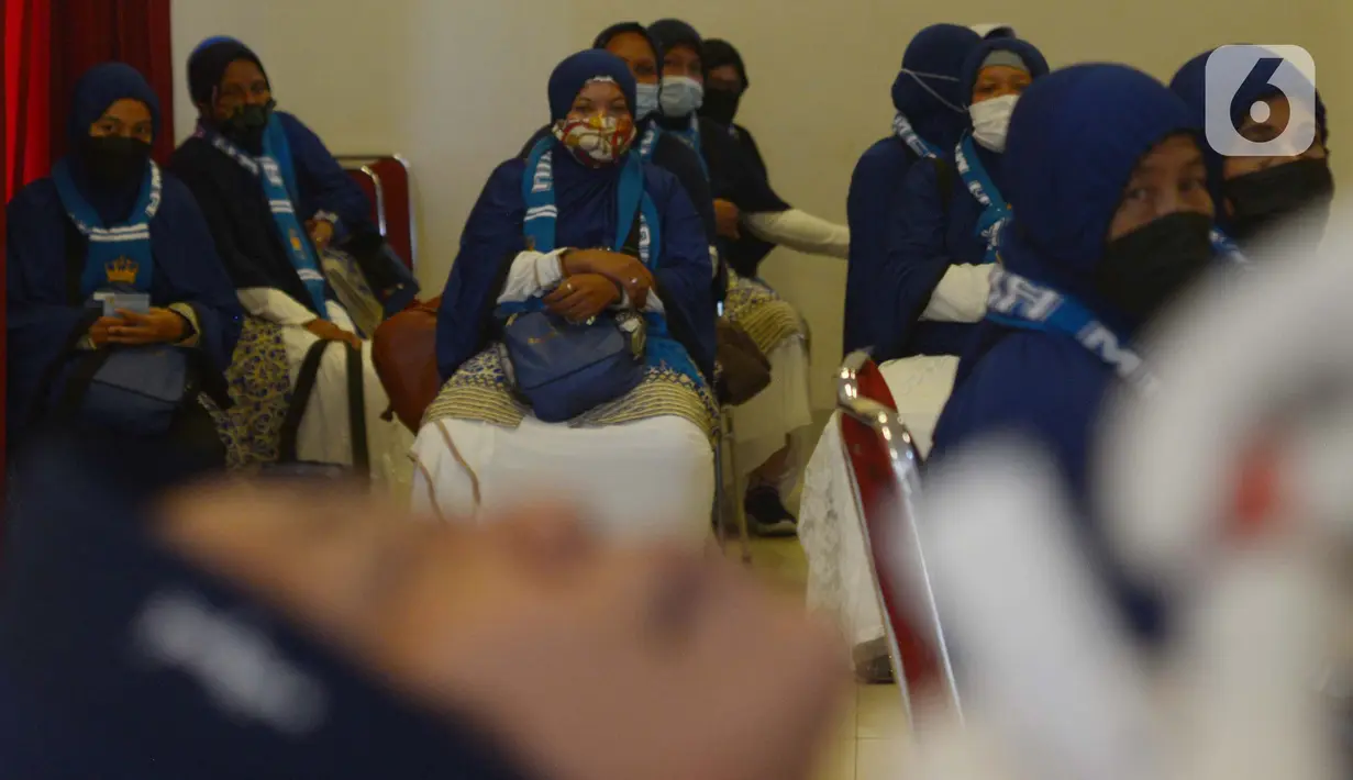 Sejumlah jemaah umrah antre menunggu giliran untuk tes swab menjelang keberangkatan di Asrama Haji Pondok Gede, Jakarta, Selasa (11/1/2022). Hingga saat ini kurang lebih 1.000 jemaah telah diberangkatkan ke tanah suci Mekkah setelah dua tahun pandemi Covid-19. (merdeka.com/Imam Buhori)