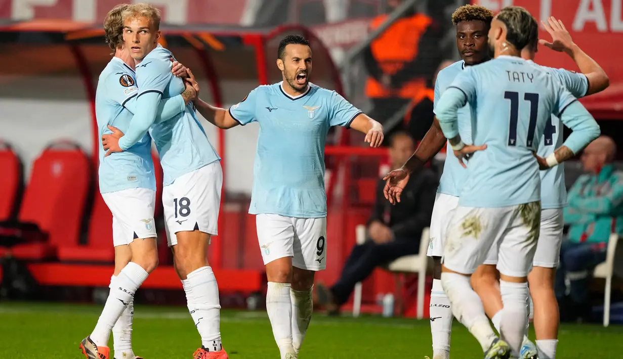 Pemain Lazio merayakan gol yang dicetak Gustav Isaksen (kedua kiri) pada laga lanjutan Liga Europa 2024/2025 melawan Twente di stadion De Grolsch Veste di Enschede, Belanda, Kamis 24 Oktober 2024 atau Jumat 25 Oktober 2024 dini hari WIB. (AP Photo/Peter Dejong)