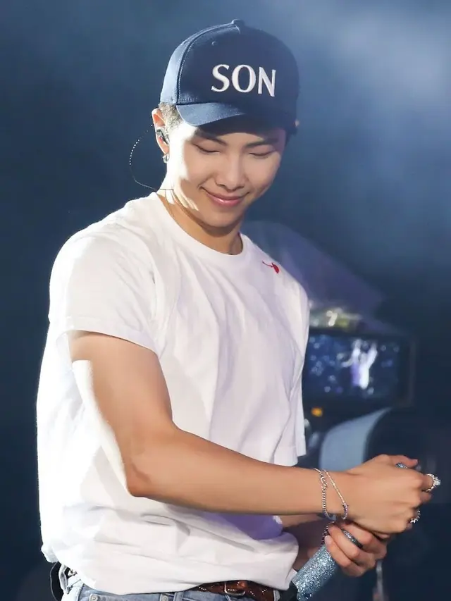 RM menggunakan topi bertuliskan 'Son'.